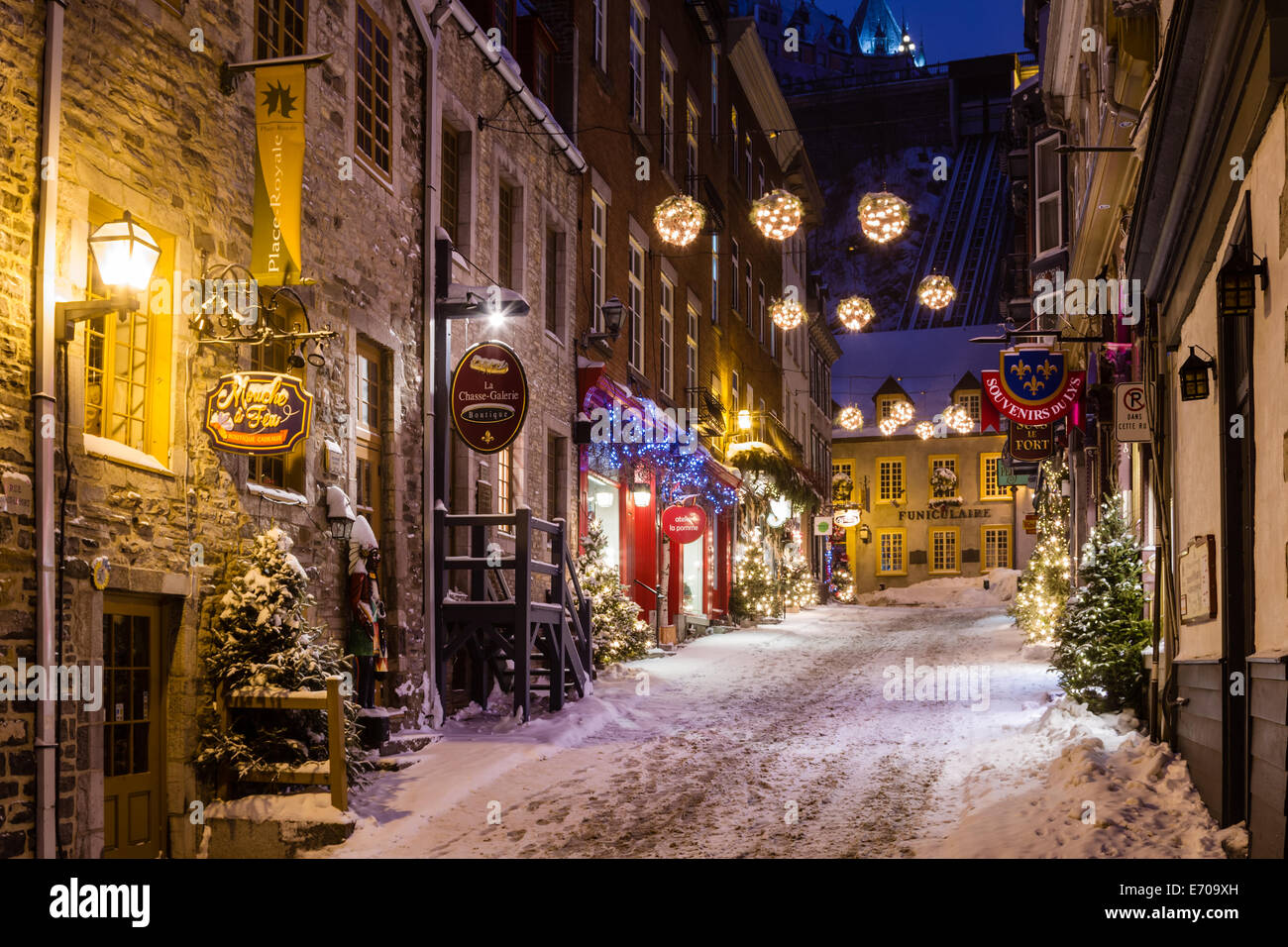 Le decorazioni di Natale la linea Sous-Le-fort di sera, Québec, Canada Foto Stock