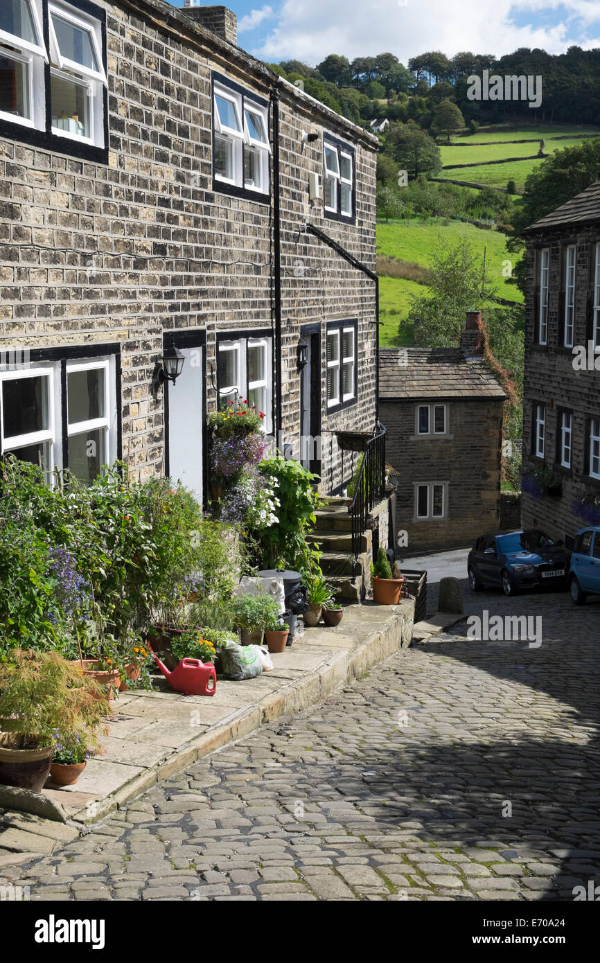 Strada di ciottoli nel centro del villaggio, Luddenden, West Yorkshire Foto Stock