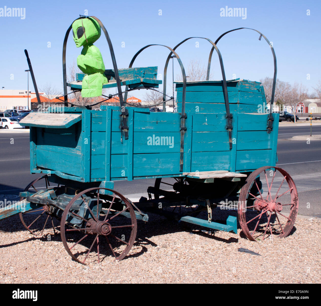 Alien su un vecchio carro coperto a Roswell New Mexico Foto Stock
