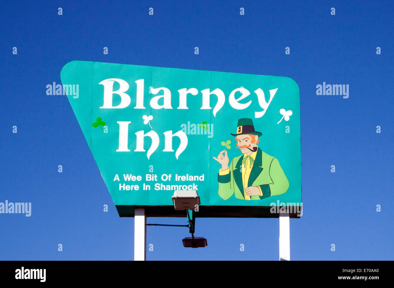 L'insegna del Blarney Inn Motel a Shamrock, Texas, risplende di un classico fascino al neon, accogliendo i viaggiatori sulla storica Route 66 con un tocco irlandese. Foto Stock