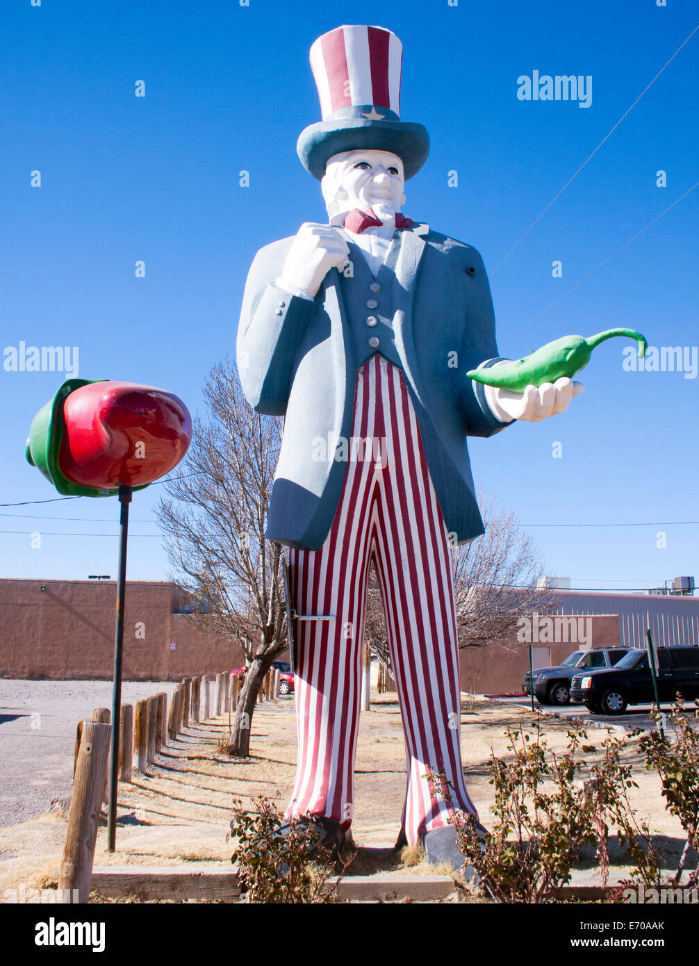 Stravagante statua dello zio Sam che regge un gigantesco cileno verde portello fuori da un ristorante a Hatch, New Mexico, capitale mondiale del cile. Foto Stock