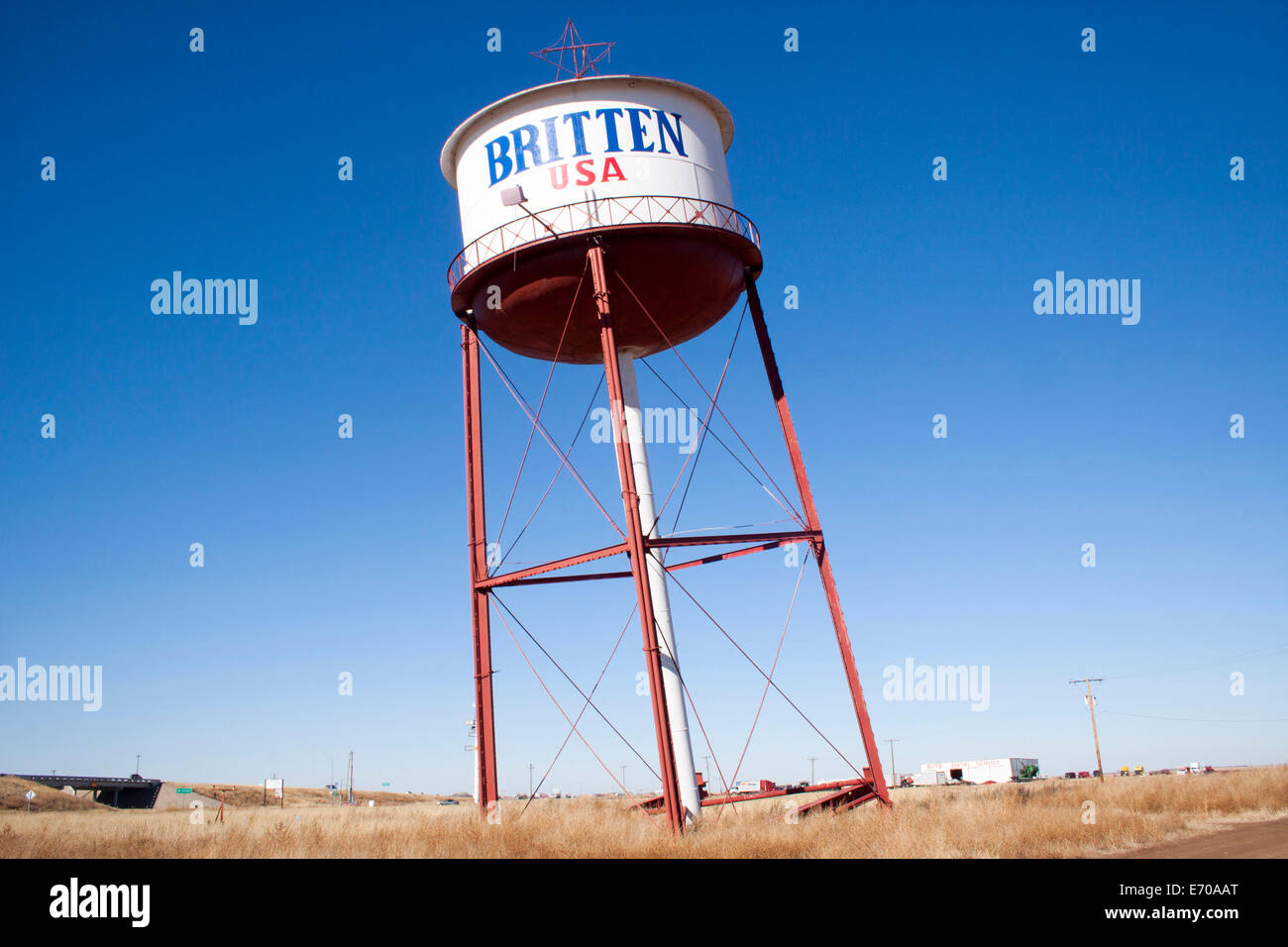 La Britten Leaning Water Tower di Groom, Texas, è un'icona stravagante a bordo strada che sfida la gravità e delizia i viaggiatori lungo la Route 66. Foto Stock