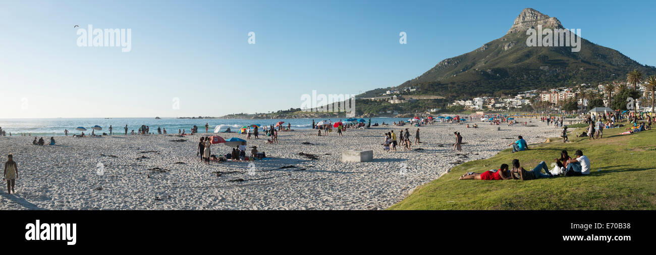 Vista panoramica di persone sulla spiaggia di Camps Bay, testa di leone in background, Cape Town, Sud Africa Foto Stock