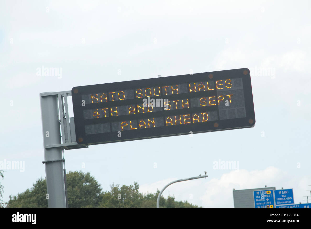 Bristol, Regno Unito. Il 2 settembre 2014. Un sistema elettronico di segno avverte gli automobilisti a pianificare per il prossimo vertice della NATO a Cardiff Galles del Sud Credito: amer ghazzal/Alamy Live News Foto Stock