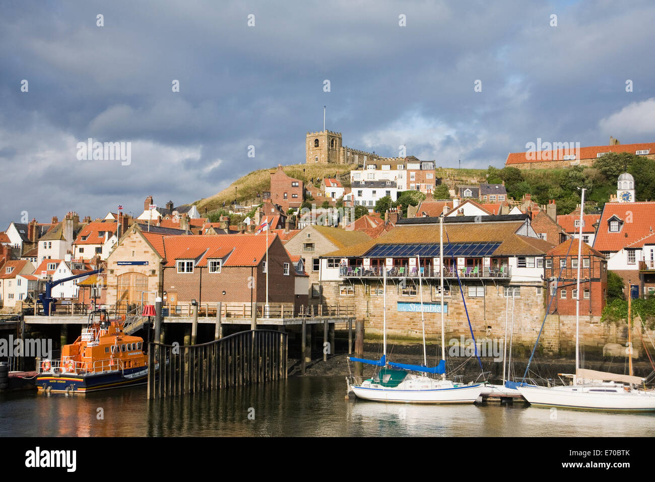 Cielo tempestoso su East Whitby, North Yorkshire, Regno Unito. Foto Stock