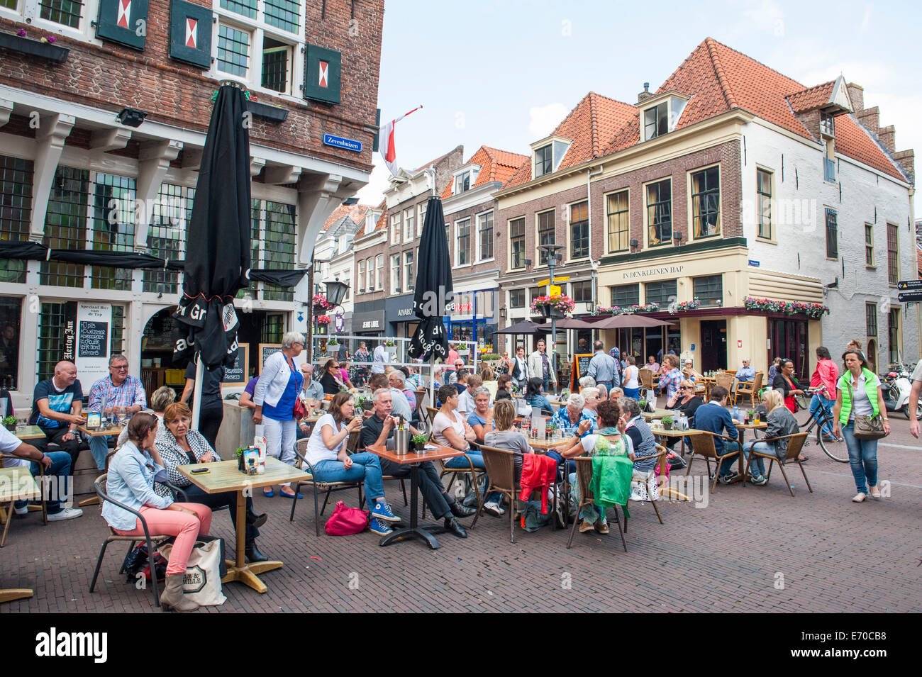 La gente seduta in una street cafe in Amersfoort, Paesi Bassi Foto Stock