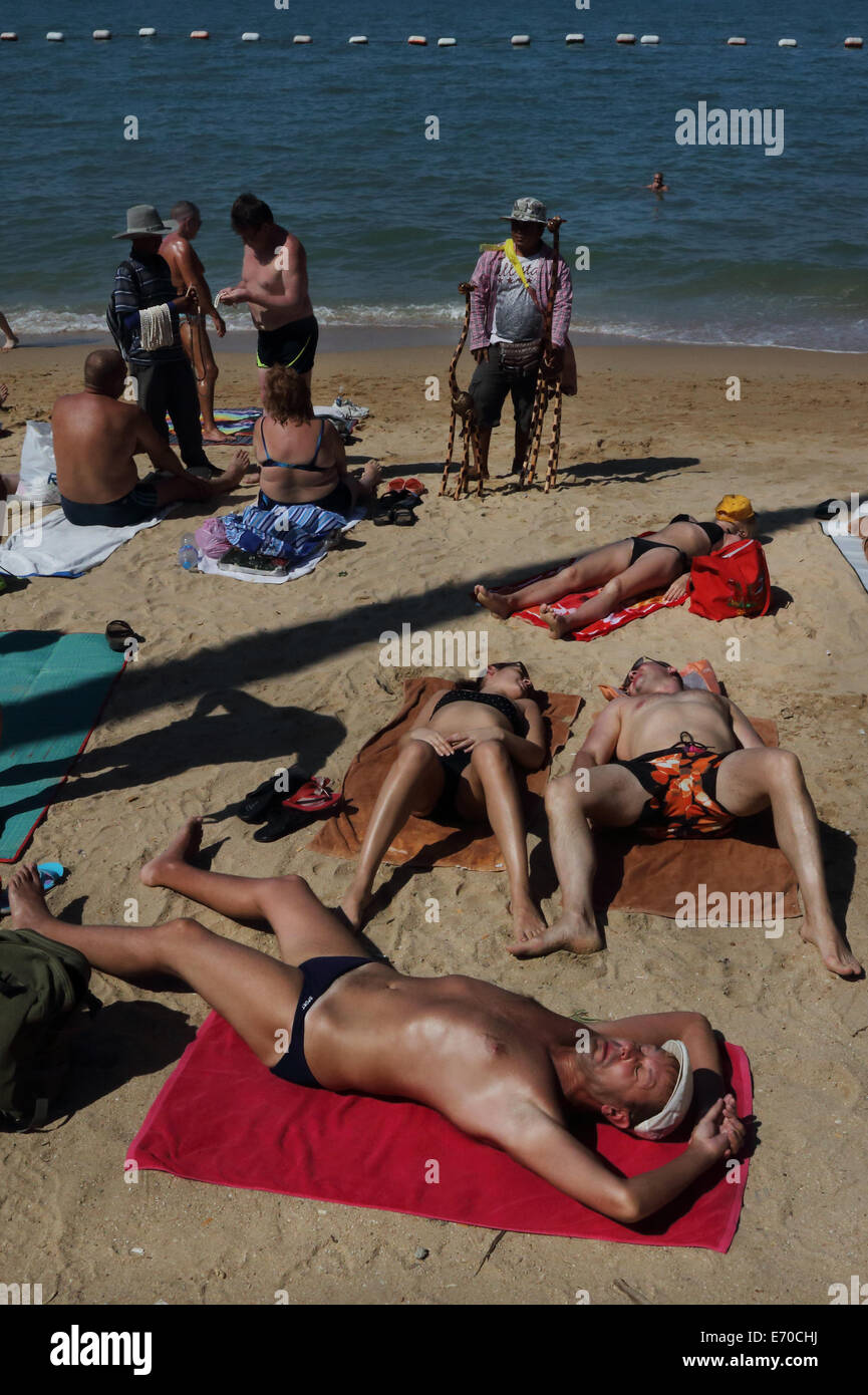 Un turisti russi è prendere il sole sulla spiaggia di Pattaya in Thailandia Foto Stock