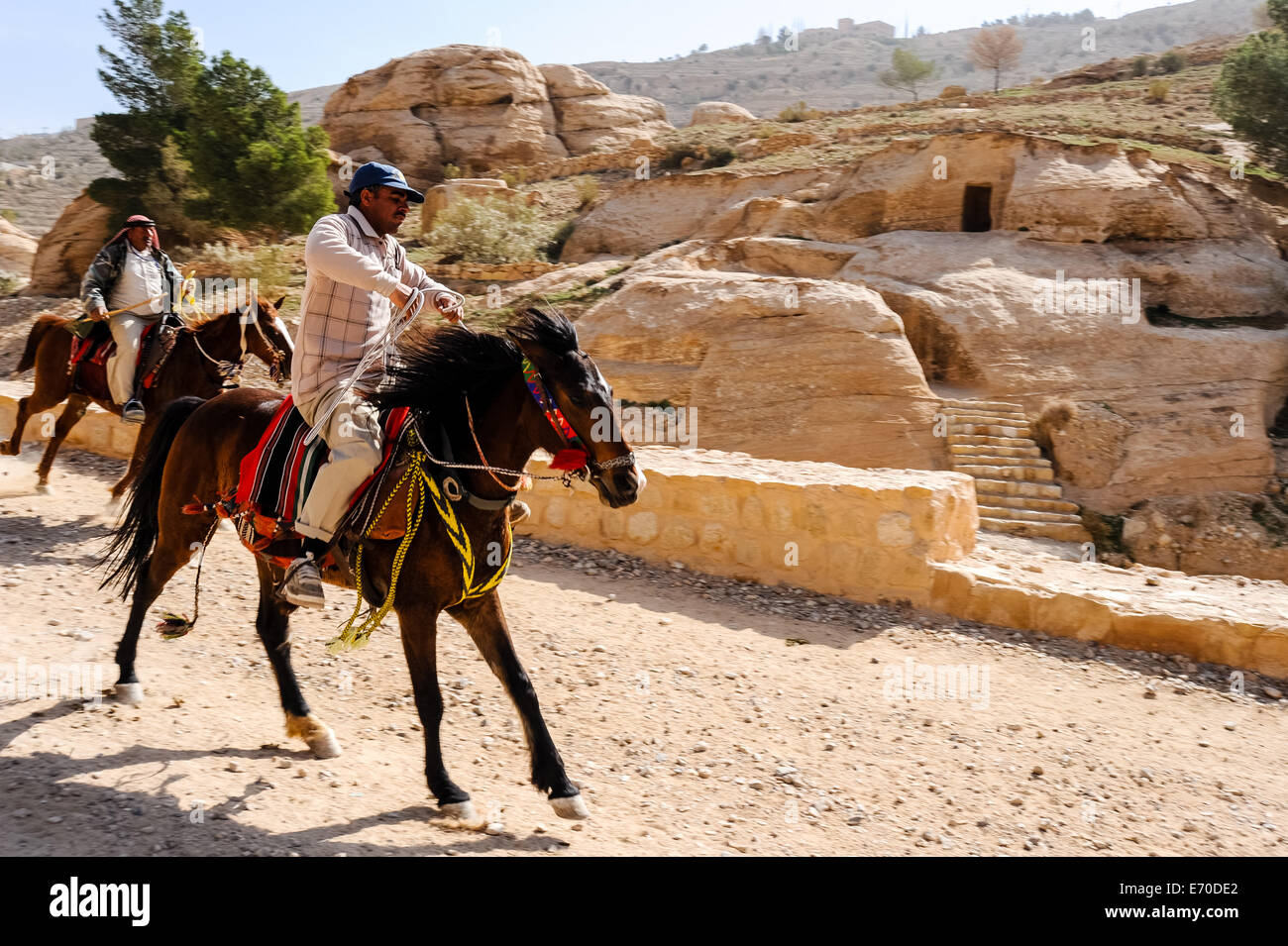 Petra è la Giordania la più visitata attrazione turistica. Piloti del cavallino vicino al centro visitatori. Foto Stock