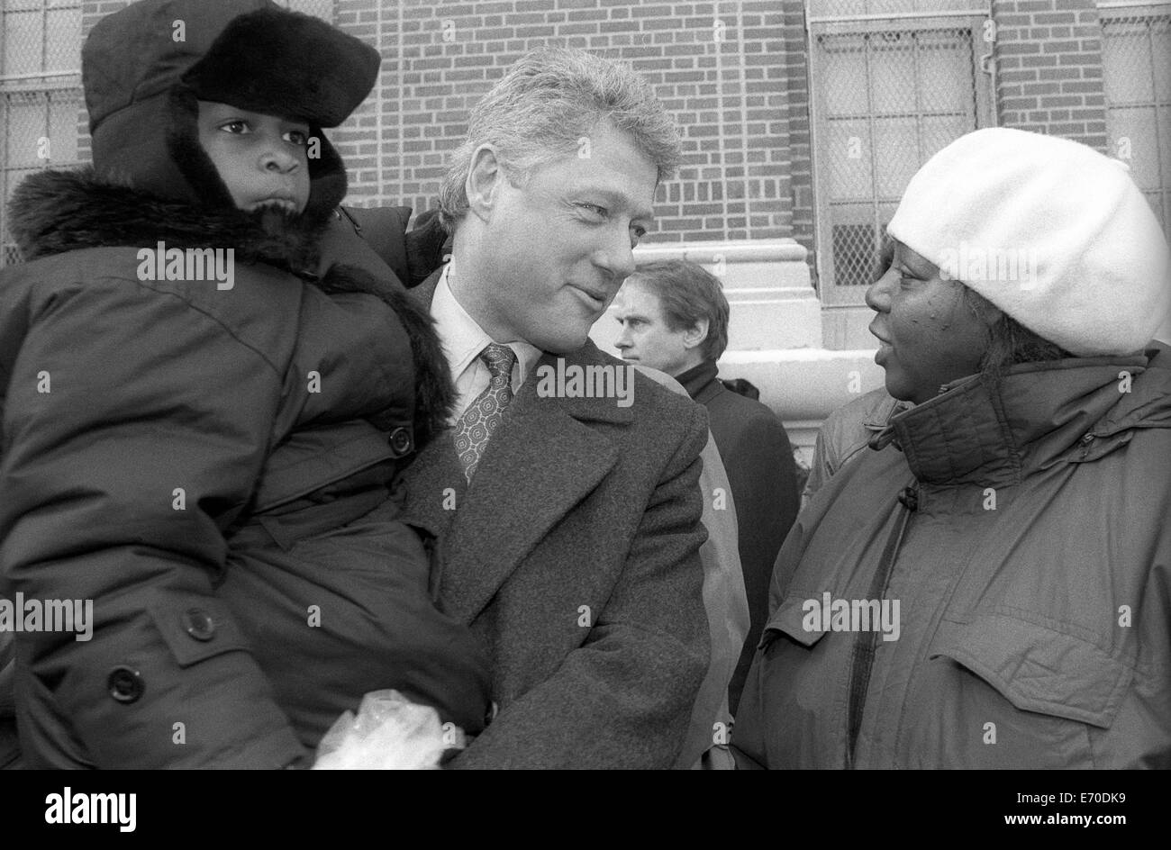 Brooklyn New York, 21 Gennaio 1992 - Arkansas il governatore Bill Clinton saluta una madre e un bambino sulla sua visita a Thomas Jefferson High School in East New York sezione di Brooklyn ©Stacy Rosenstock Walsh/Alamy Foto Stock