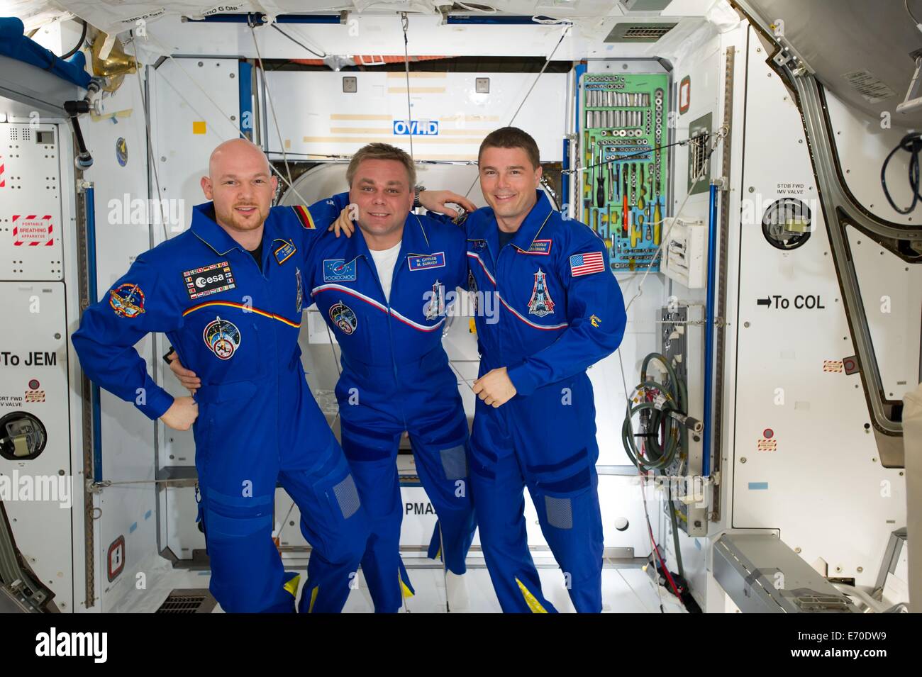 Agenzia spaziale europea astronauta Alexander Gerst (sinistra), cosmonauta russo Maxim Suraev (centro) e l'astronauta della NASA Reid Wiseman, tutti Expedition 40 ingegneri di volo, posare per un ritratto in armonia il nodo della Stazione Spaziale Internazionale Agosto 23, 2014 in orbita intorno alla terra. Foto Stock