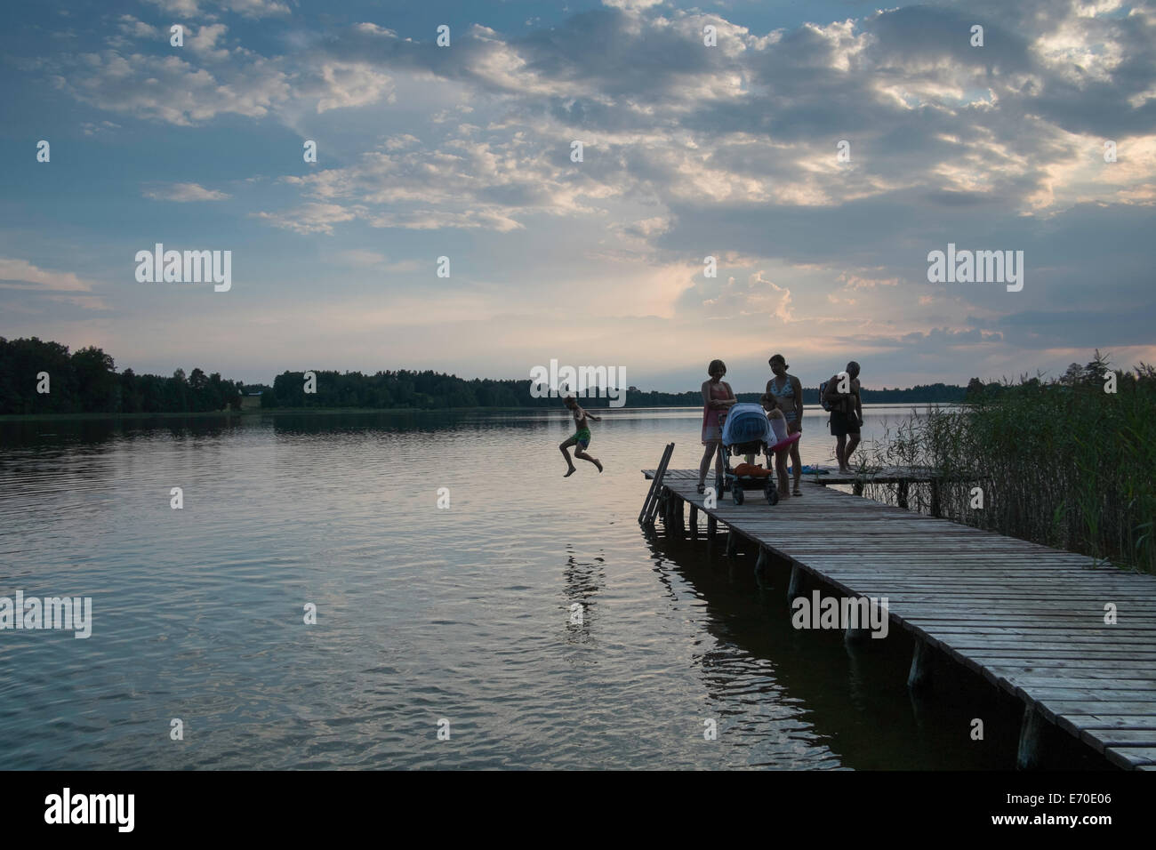 Famiglia pier acqua di lago vacanza Polonia vista panoramica Foto Stock