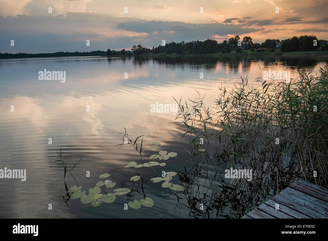 Vista panoramica lago di acqua il crepuscolo della sera drammatico Polonia sky Foto Stock