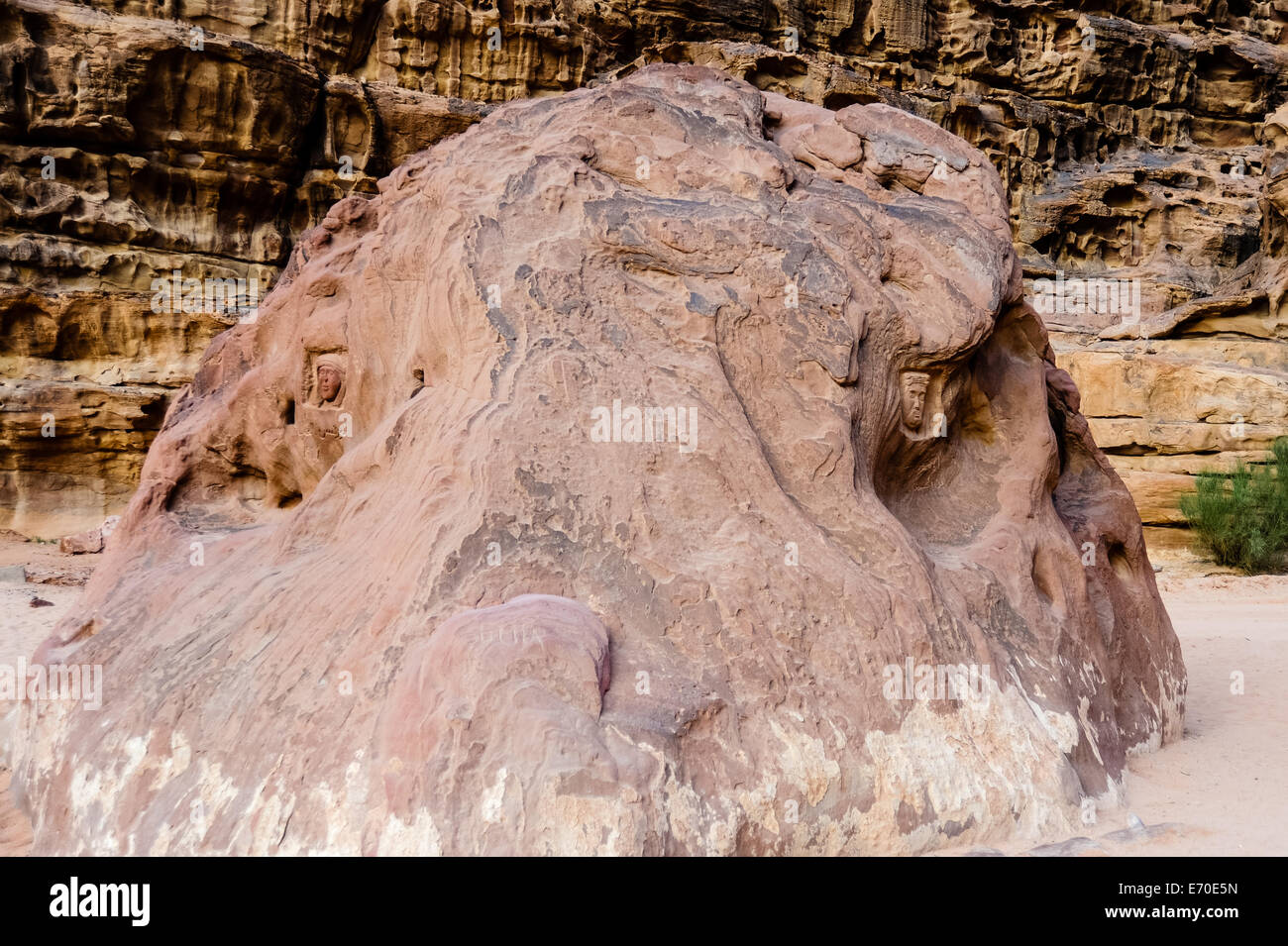 La Giordania. Il Wadi Rum è anche conosciuta come la Valle della Luna. Un masso con incisioni del Lawrence d'Arabia. Foto Stock