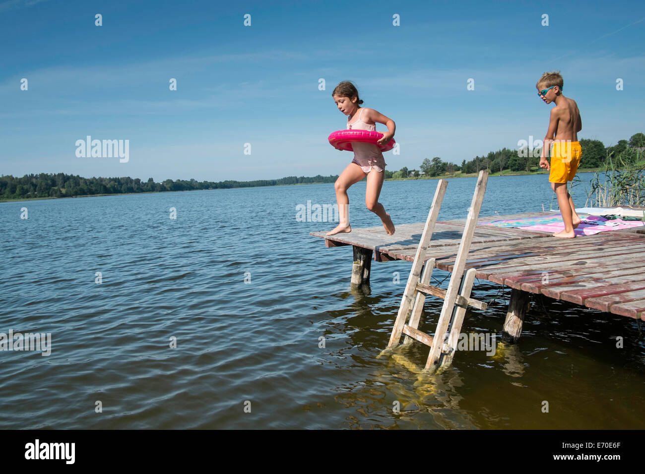 Godendo della famiglia estate al Lago, Giby, Polonia Foto Stock