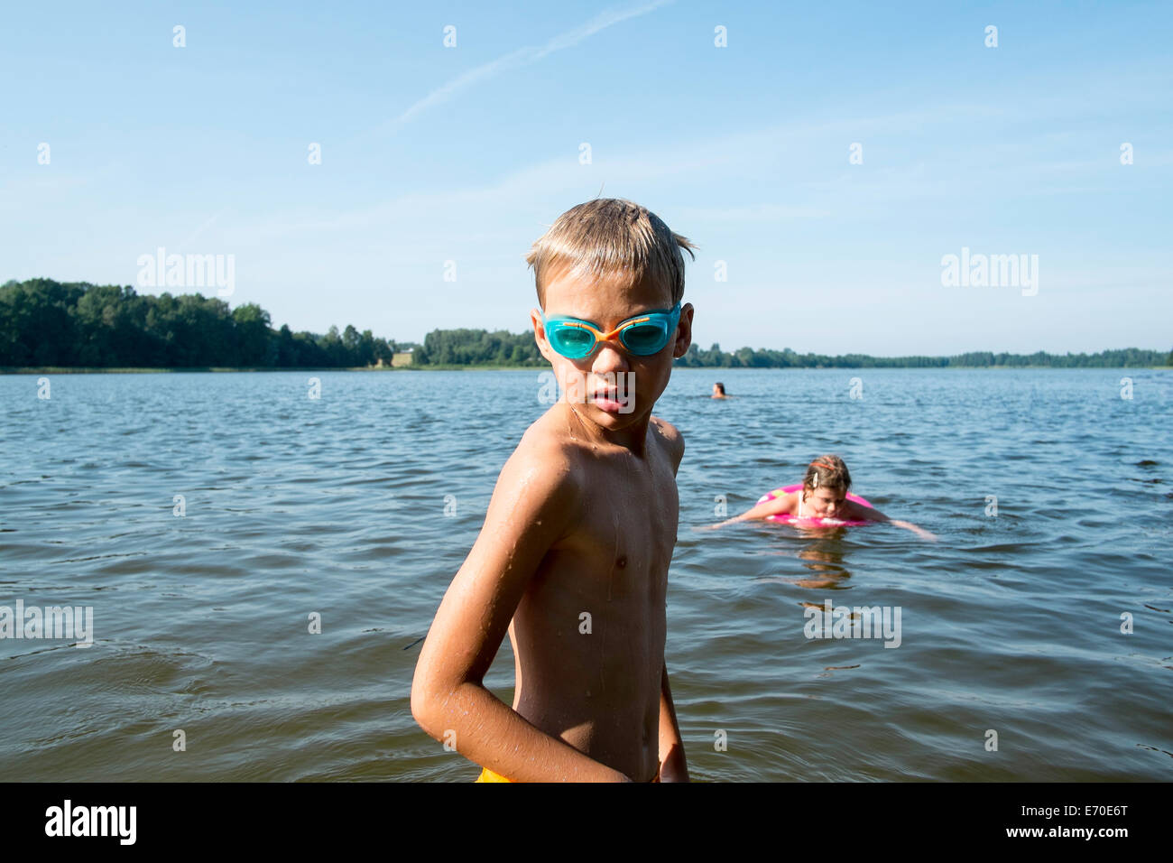 Godendo della famiglia estate al Lago, Giby, Polonia Foto Stock