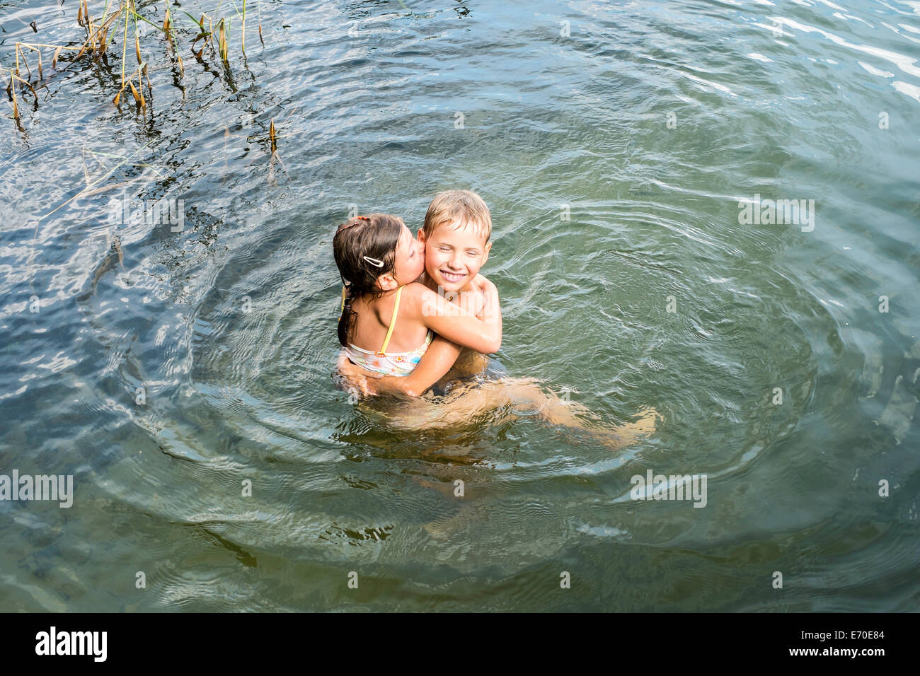 Famiglia godendo di una nuotata, Zelwa Lago, Giby, Polonia Foto Stock