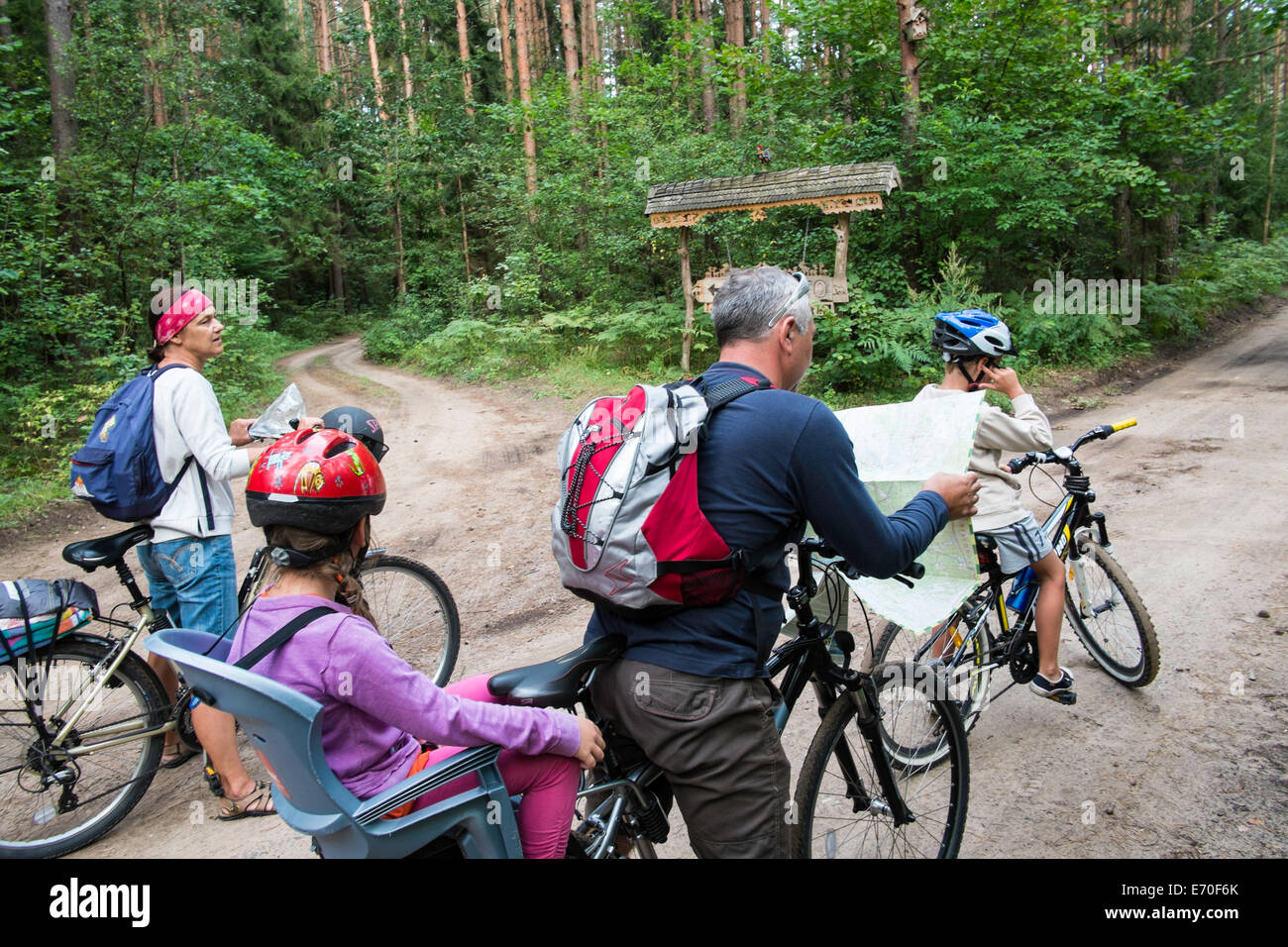 Famiglia su un viaggio in bicicletta, Giby, Polonia Foto Stock