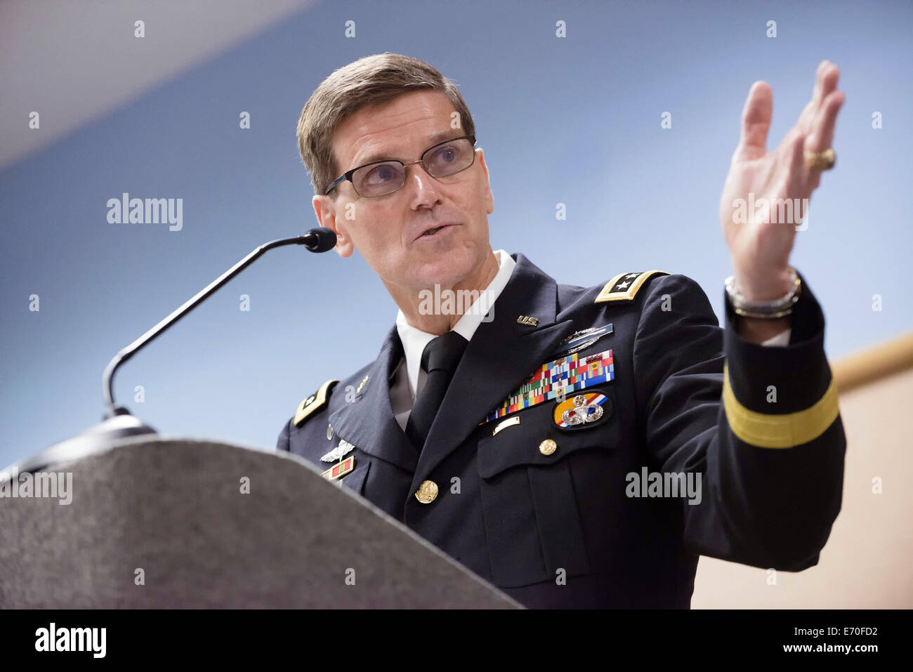 US Army gen. Giuseppe L. Votel III parla durante la sua cerimonia di promozione a capo della Special Operations Command Agosto 28, 2014 a Tampa, in Florida. Votel sostituisce ritirarvi U.S. Navy Adm. William H. McRaven. Foto Stock