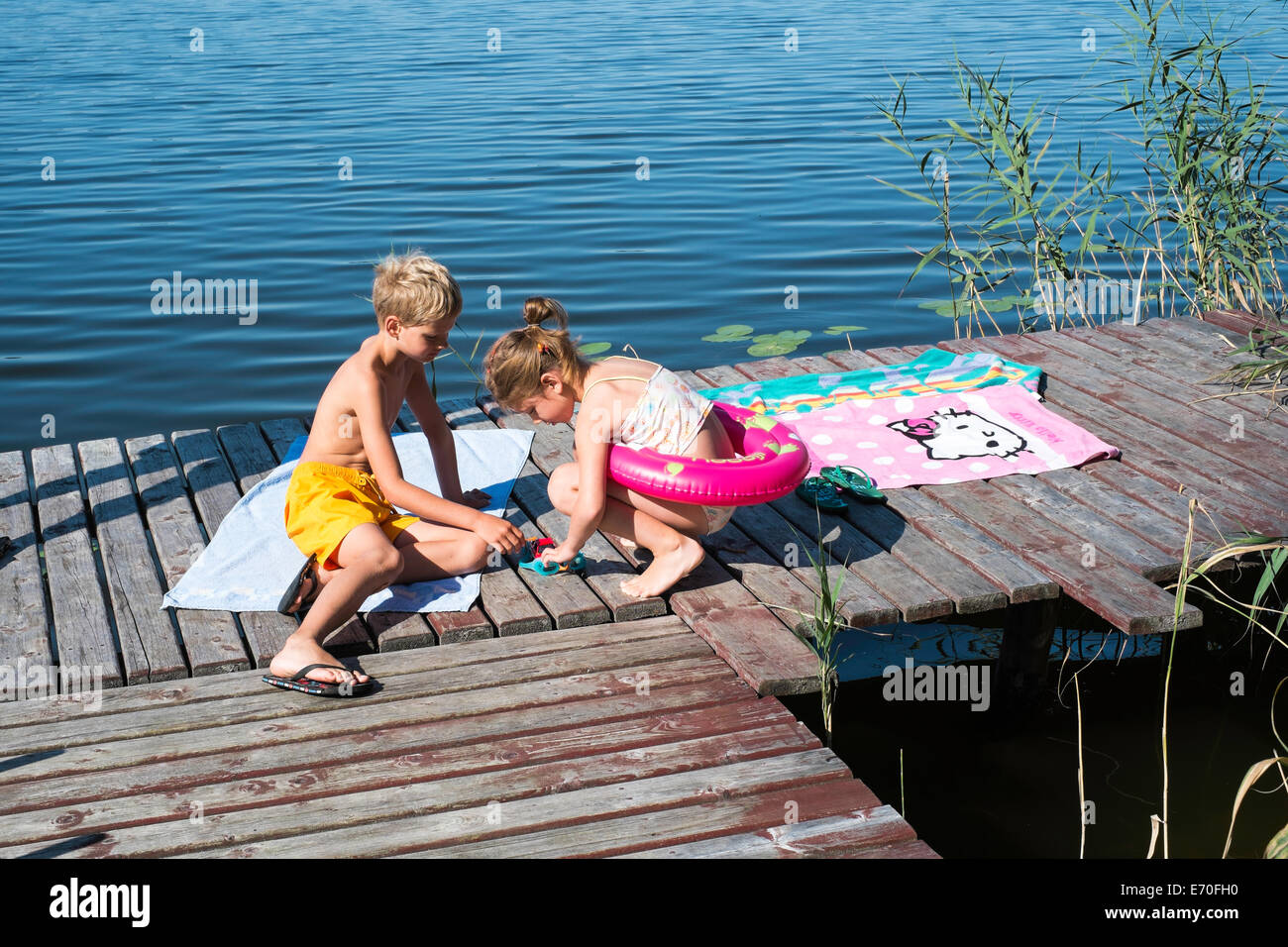 Famiglia godendo di una nuotata, Gieret Lago, Giby, Polonia Foto Stock