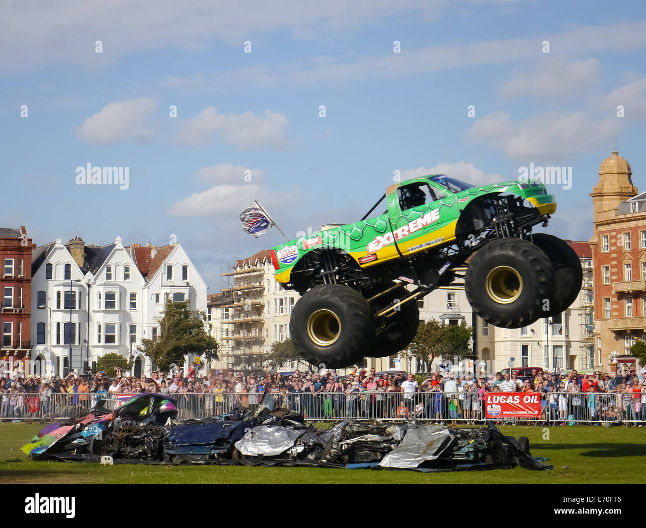 La estrema monster truck salta su vetture frantumato all'estremo stunt show di Portsmouth, Inghilterra Foto Stock
