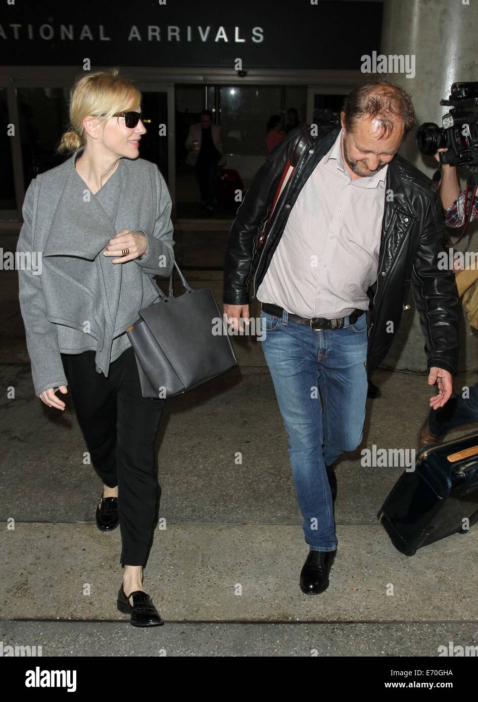 Cate Blanchett arriva all'Aeroporto Internazionale di Los Angeles (LAX) con il marito Andrew Upton. Blanchett è nominato per la migliore attrice nel film 'Blue Jasmine' alla 86a Oscar di domenica (02Mar14). Dotato di: Cate Blanchett,Andrew Upton dove: Los Foto Stock