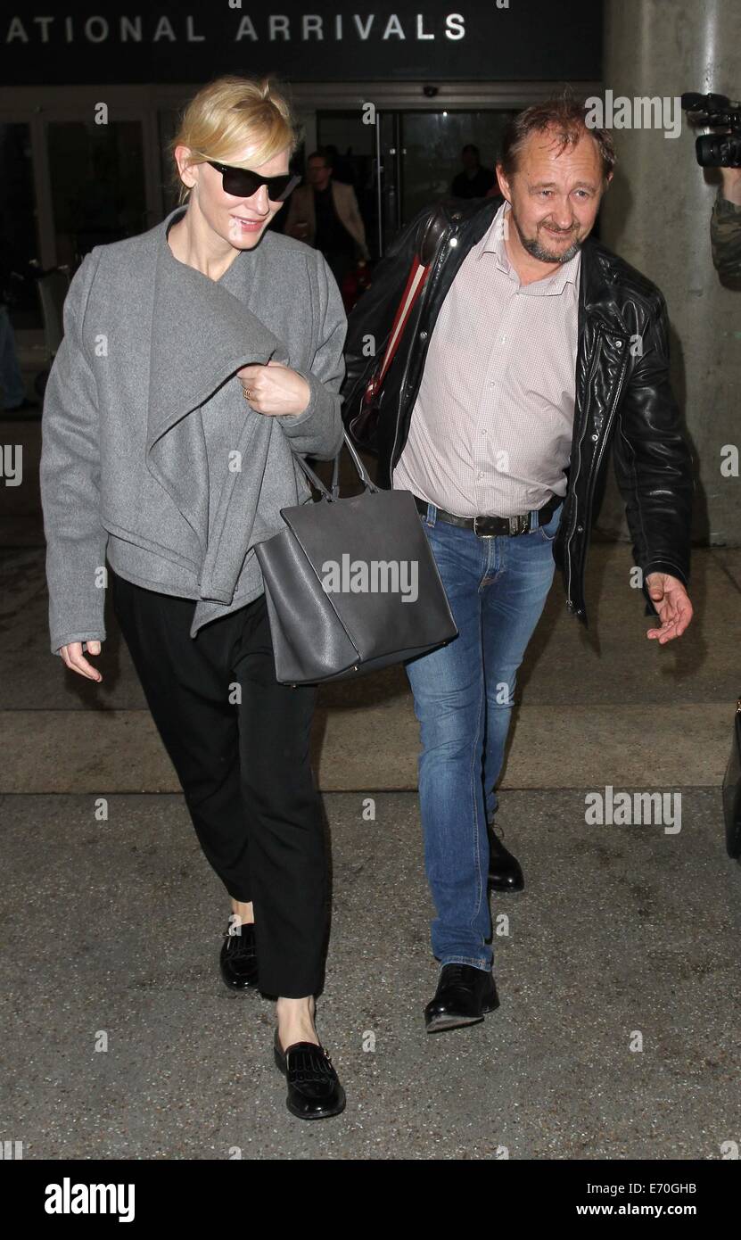 Cate Blanchett arriva all'Aeroporto Internazionale di Los Angeles (LAX) con il marito Andrew Upton. Blanchett è nominato per la migliore attrice nel film 'Blue Jasmine' alla 86a Oscar di domenica (02Mar14). Dotato di: Cate Blanchett,Andrew Upton dove: Los Foto Stock