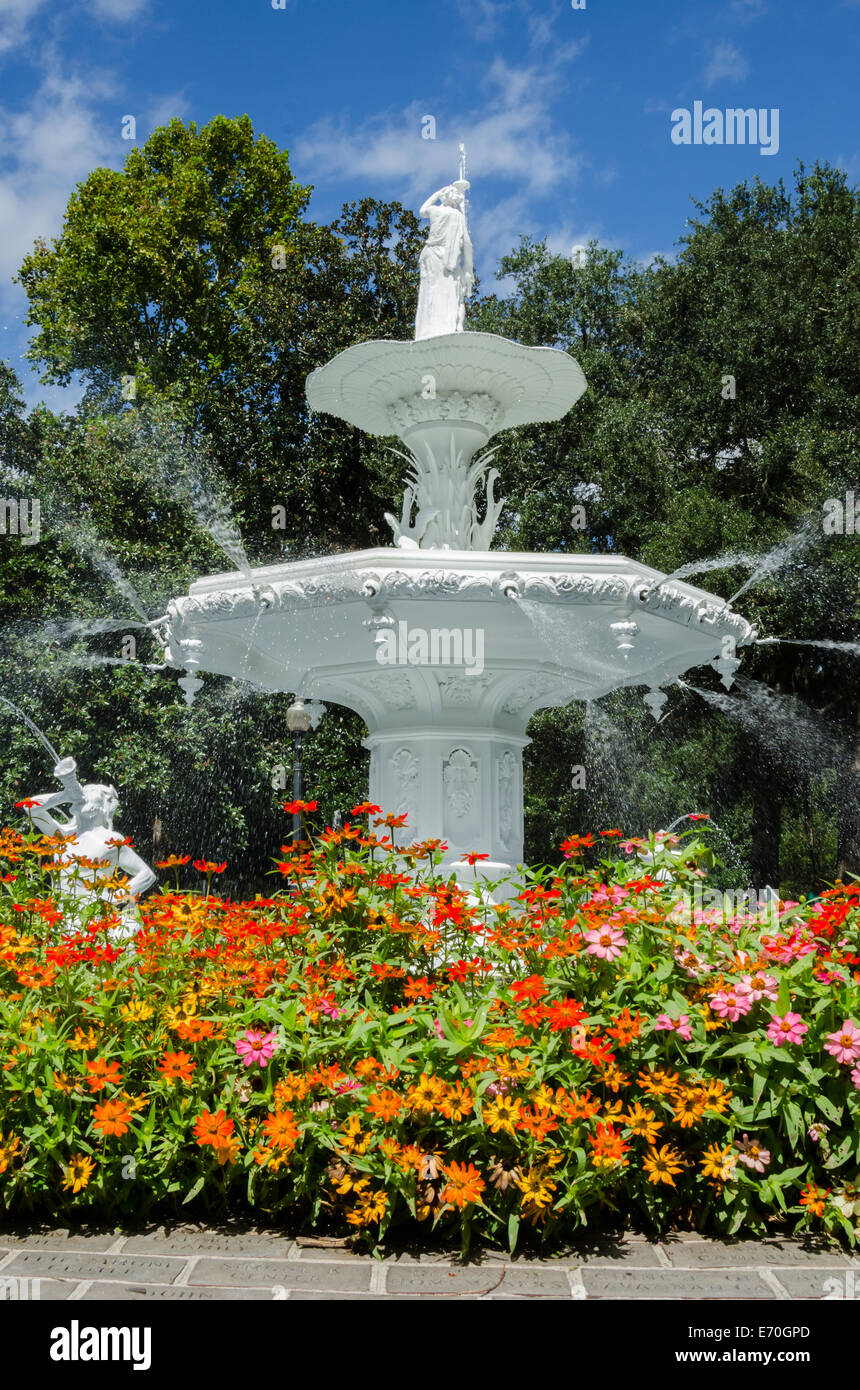 Una grande fontana in marmo è circondato da vivaci fiori colorati Foto Stock