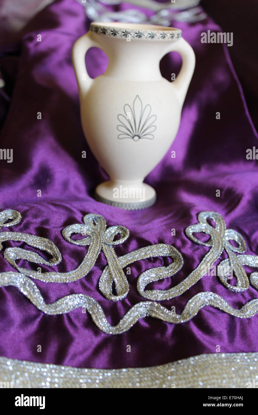 Bellissimo modello marocchino sul tessuto e anfora bianco Foto Stock