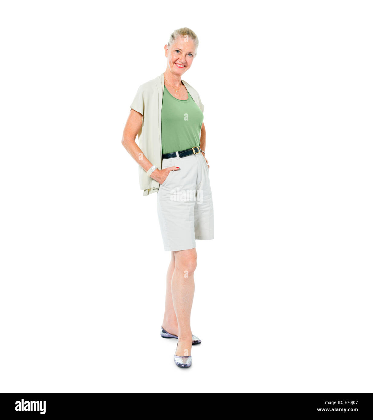 Fiducioso donna matura in piedi e sorridente Foto Stock