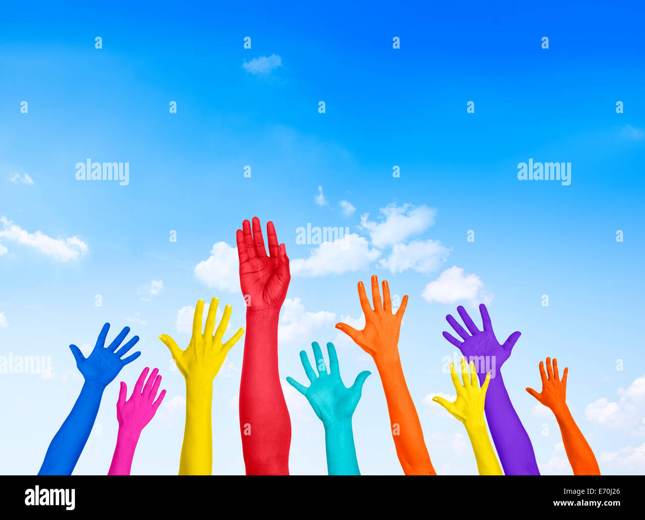 Colorate le mani alzate con cielo blu Foto Stock