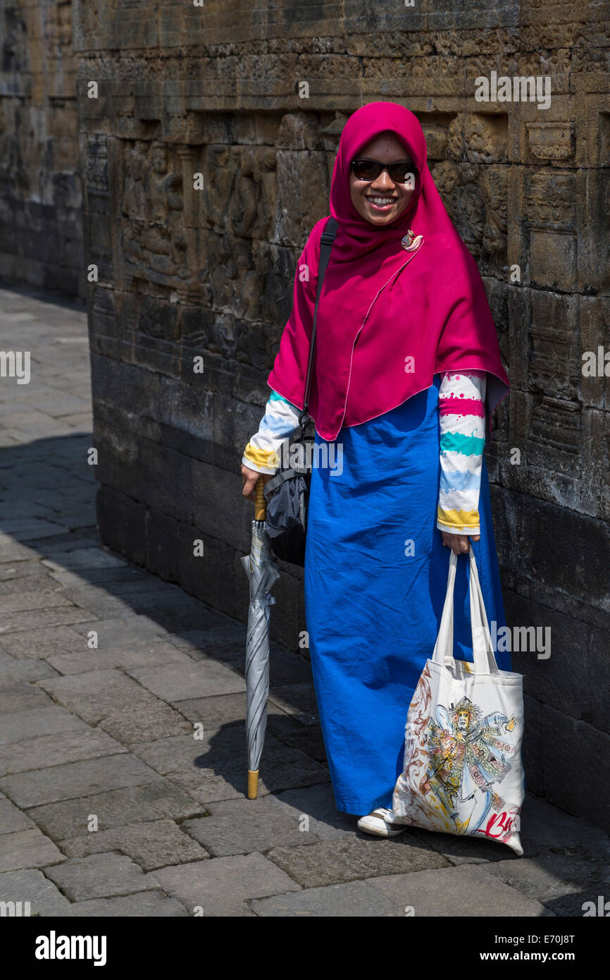 Borobudur, Java, Indonesia. Giovane indonesiano Lady visitando il Tempio Borobudur. Foto Stock