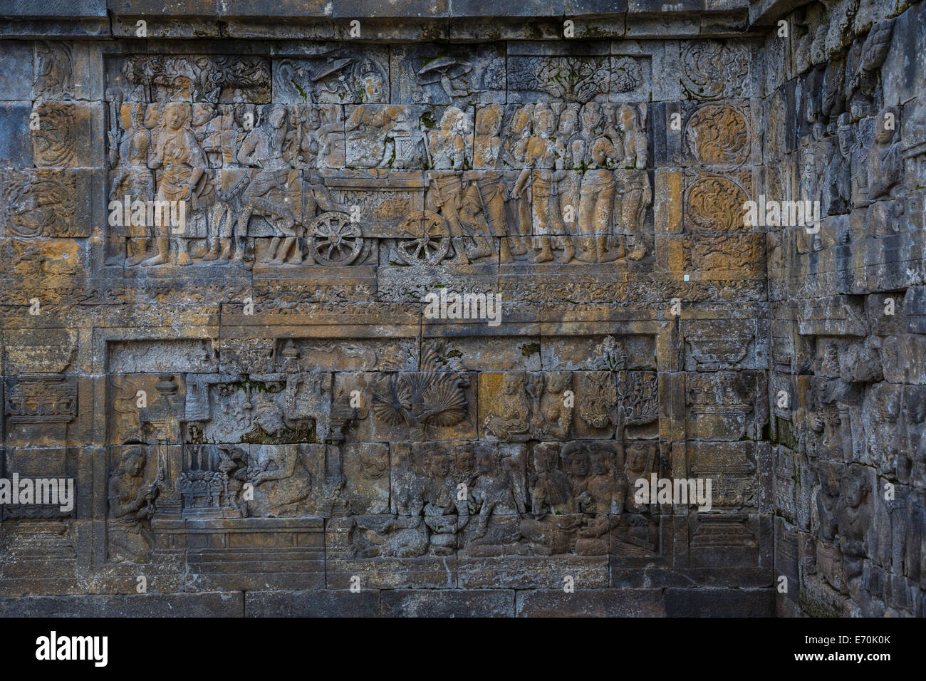 Borobudur, Java, Indonesia. Il bassorilievo scultura in pietra che rappresenta la Regina Maya ritirandosi a Lumbini. Foto Stock