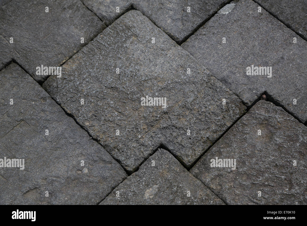 Borobudur, Java, Indonesia. Tecnica di costruzione. Pietre tagliate in modo da ricevere altre pietre di incastro. Foto Stock