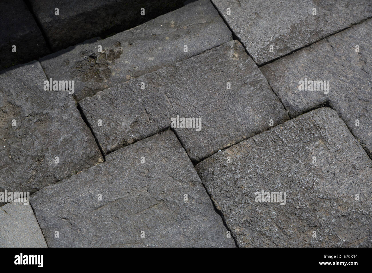 Borobudur, Java, Indonesia. Tecnica di costruzione. Pietre tagliate in modo da ricevere altre pietre di incastro. Foto Stock