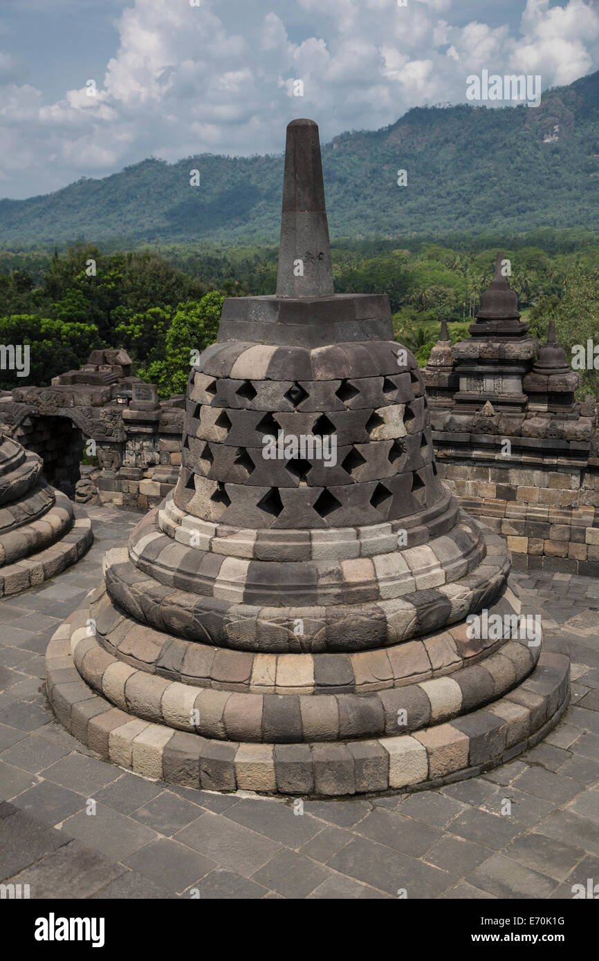 Borobudur, Java, Indonesia. Uno stupa al tempio di Borobudur. Foto Stock