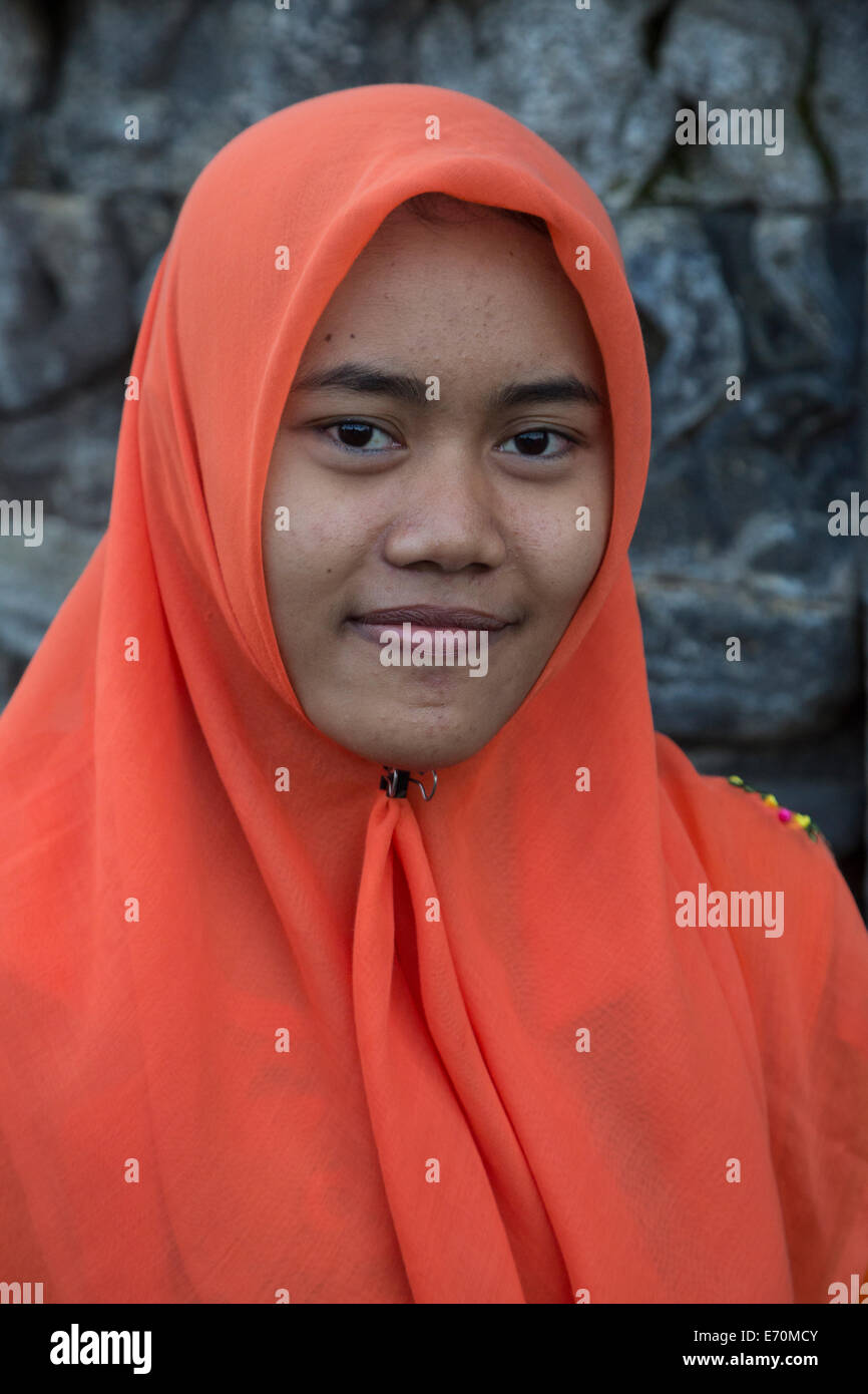 Borobudur, Java, Indonesia. Giovane donna da Surabaya visitando il Tempio. Foto Stock