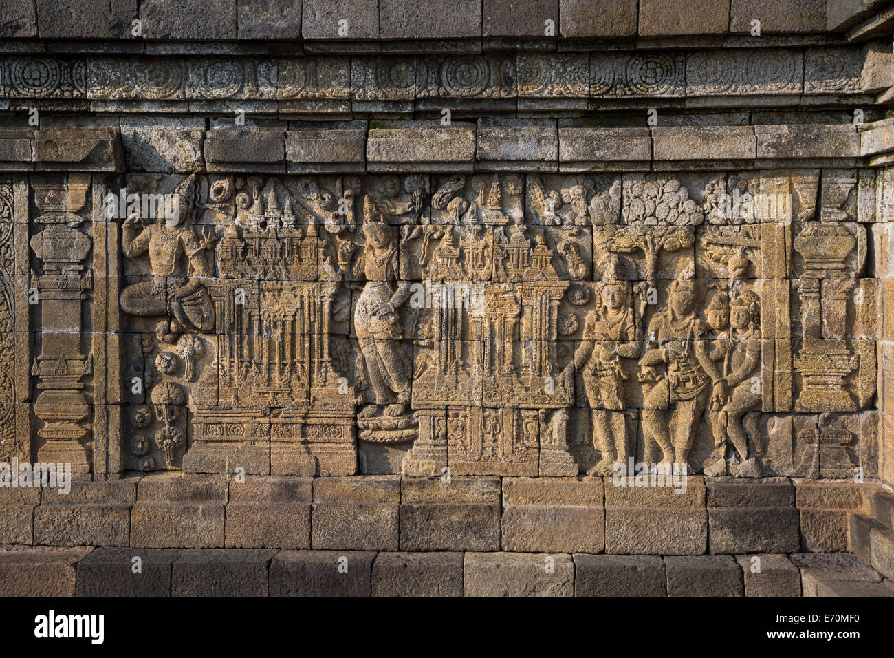 Borobudur, Java, Indonesia. Scultura in pietra che mostra le scene del Buddha Vita, North Face. Foto Stock