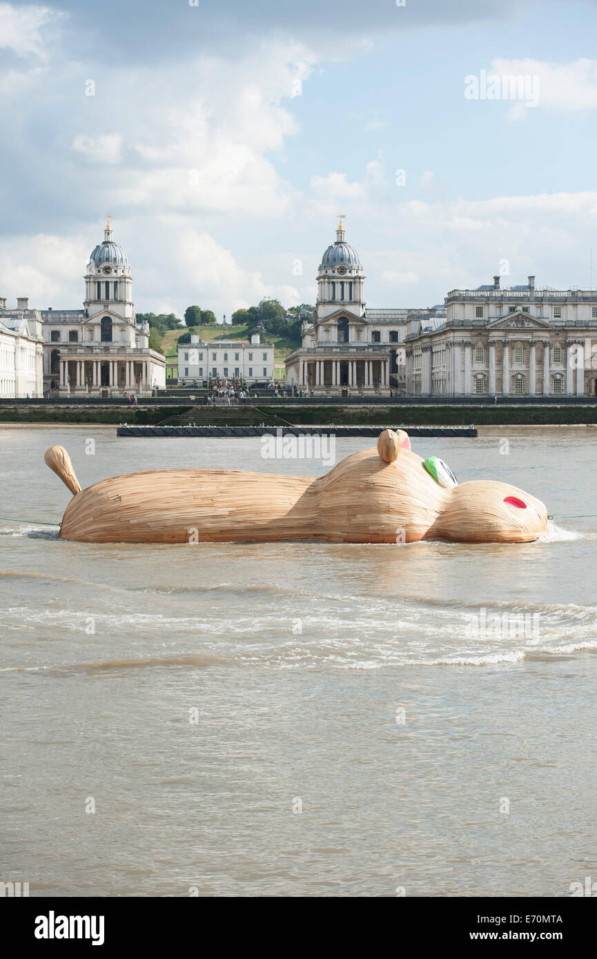 Greenwich, Londra, Regno Unito. Il 2 settembre 2014. Un gigante di Ippona scultura HippopoThames denominata, è trainato fino al fiume Tamigi all'bemusement di spettatori. Il 21 metri lungo la scultura è il lavoro dell'artista olandese, Florentijn Hofman. Nella foto: Florentijn Hofman con la creazione di "HippopoThames" è trainato fino al Tamigi passato la Old Royal Naval College di Greenwich. Credito: Lee Thomas/Alamy Live News Foto Stock