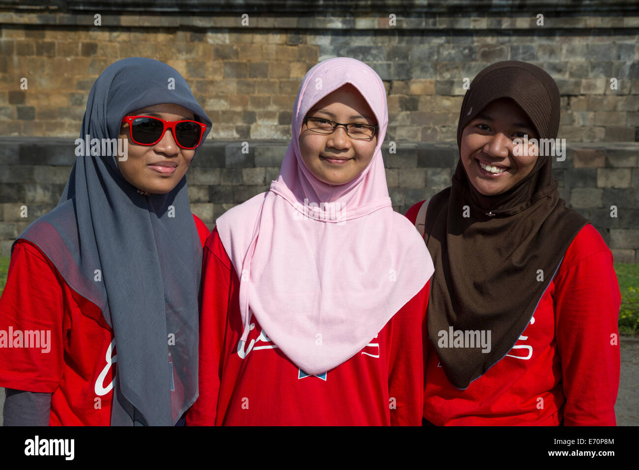 Borobudur, Java, Indonesia. Giovani studenti indonesiani visitando il Tempio. Foto Stock