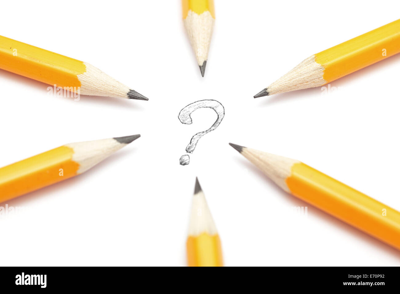 Punto interrogativo e matite su sfondo bianco. Profondità di campo. Messa a fuoco selettiva. Primo piano. Foto Stock