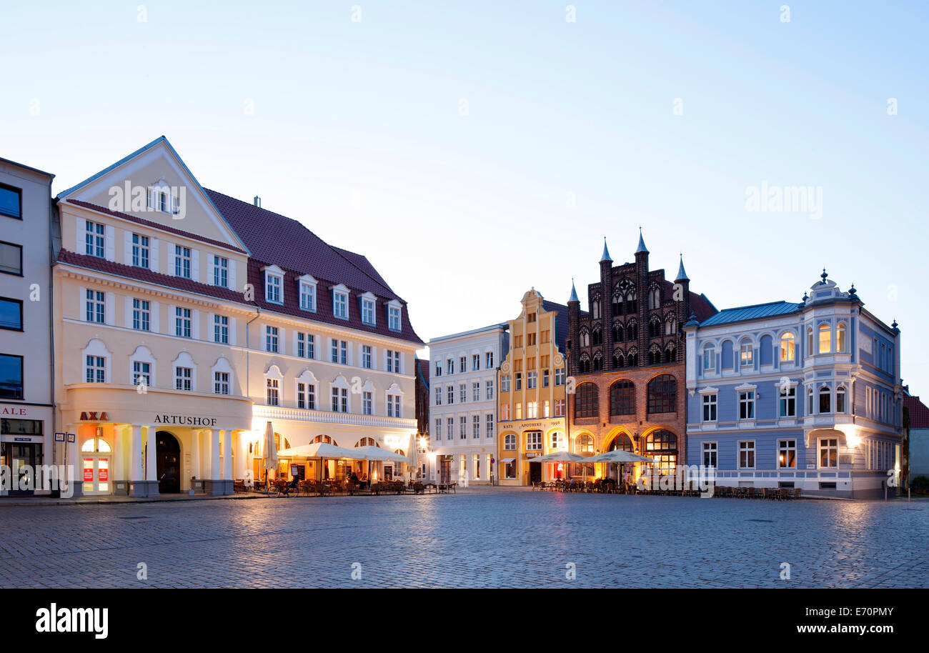 Storici edifici per uffici ed edifici commerciali, Alter Markt, Stralsund, Meclemburgo-Pomerania Occidentale, Germania Foto Stock