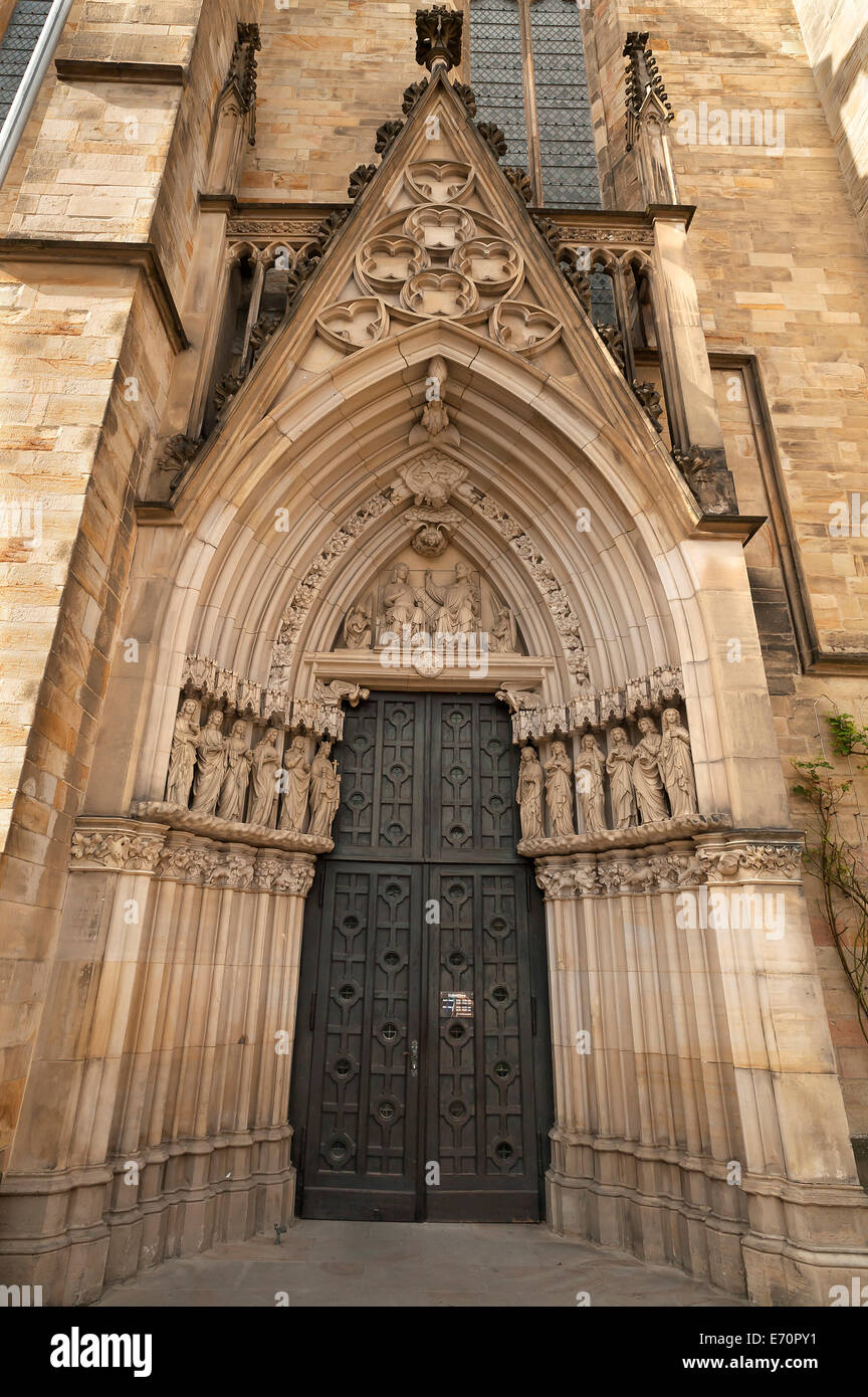 Portale laterale gotico, Chiesa di Santa Maria, XIV-XV secolo, Osnabrück, Bassa Sassonia, Germania Foto Stock