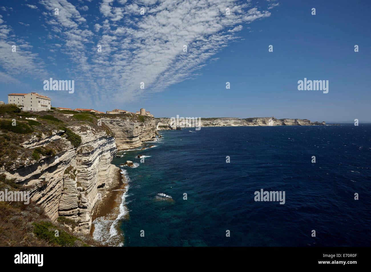 Scogliere con la città alta, Bonifacio, Corsica, Francia Foto Stock