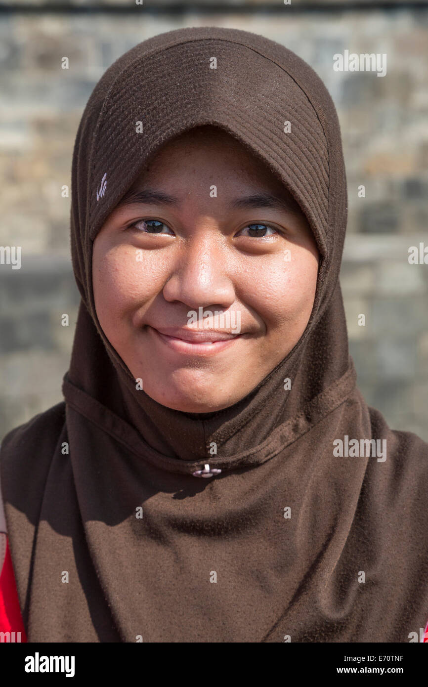 Borobudur, Java, Indonesia. Giovane studente indonesiano visitando il Tempio. Foto Stock