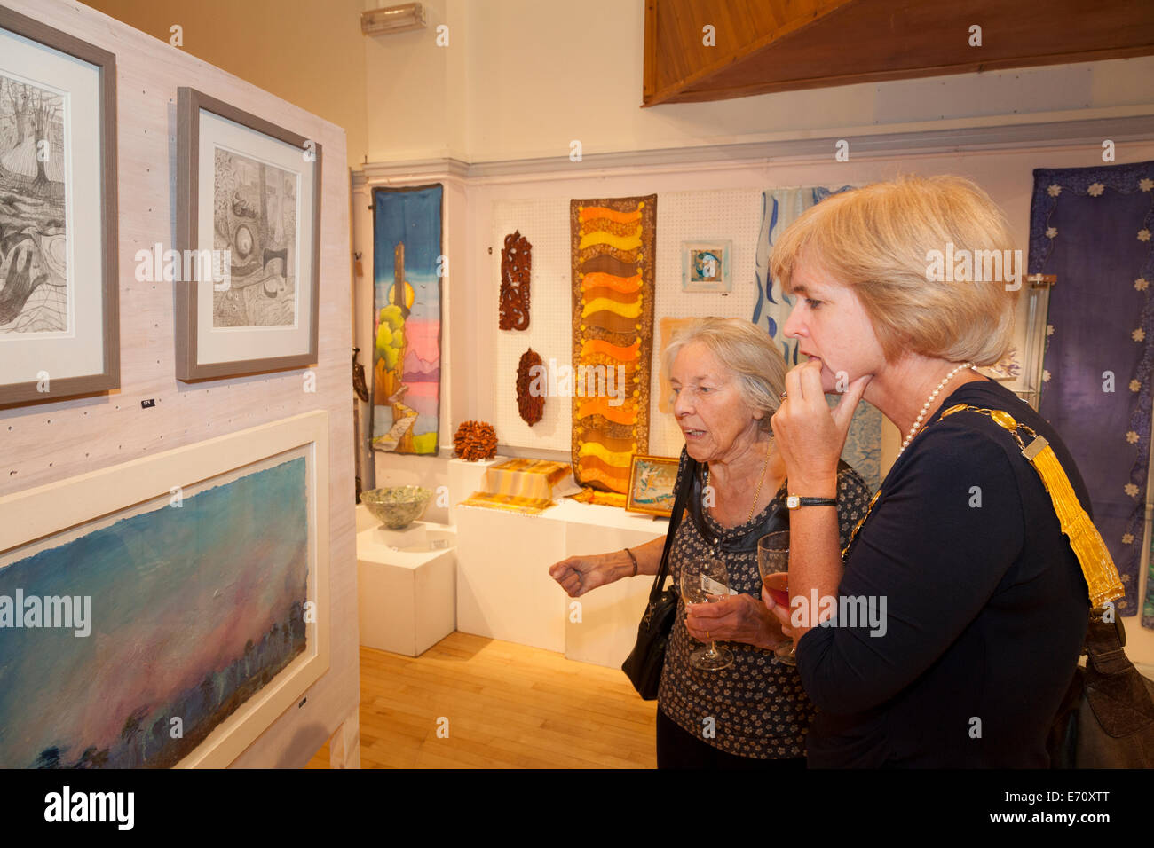 Petersfield sindaco querelare Harwood (centro) è mostrato il Petersfield Arti e Mestieri 2014 Mostra con PACS Presidente Maria Herdman. Foto Stock
