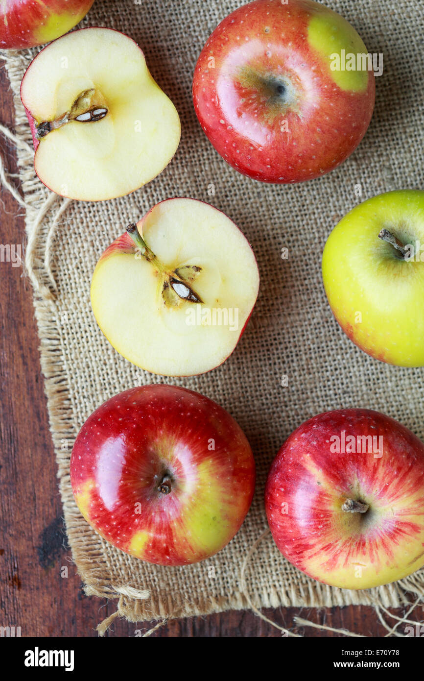Le piccole mele rosse Foto Stock