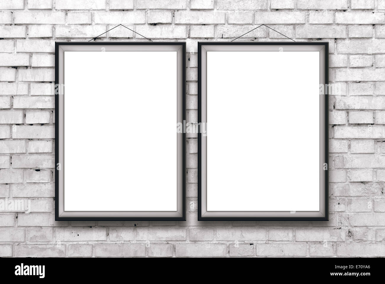 Due vuoti di verniciatura verticale o poster in cornice nera appeso su bianco muro di mattoni. Pittura proporzioni corrispondono international pape Foto Stock