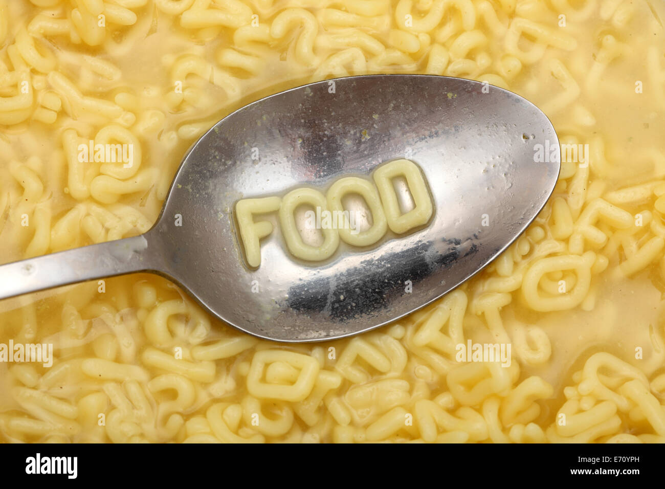 Alfabeto lettere in cucchiaio compitare "alimentare". Minestrone di pasta. Primo piano. Foto Stock