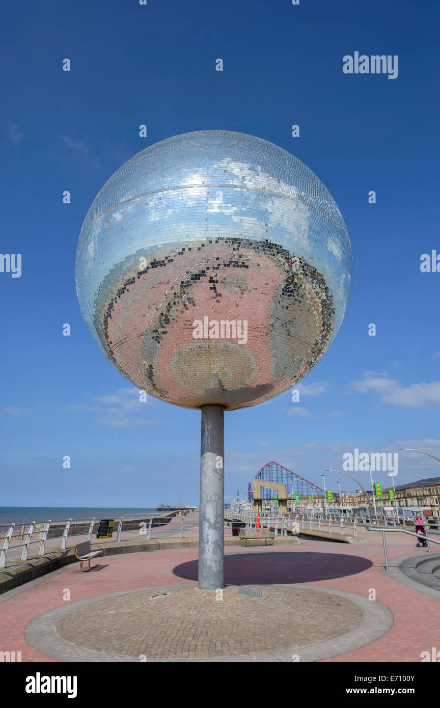 Il gigante rotante sfera dello specchio sulla riva sud del lungomare di Blackpool, Lancashire, Regno Unito Foto Stock