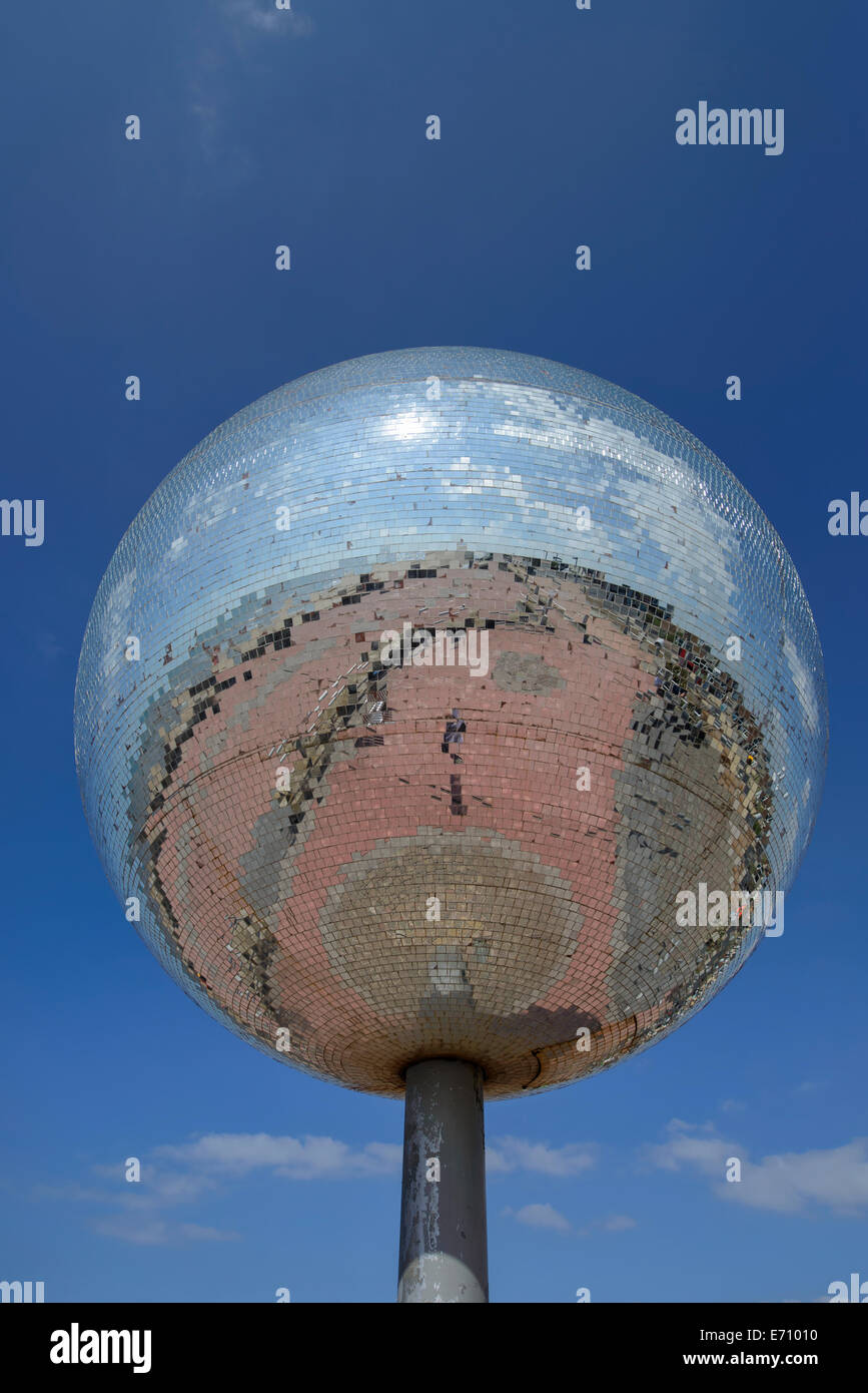 Il gigante rotante sfera dello specchio sulla riva sud del lungomare di Blackpool, Lancashire, Regno Unito Foto Stock